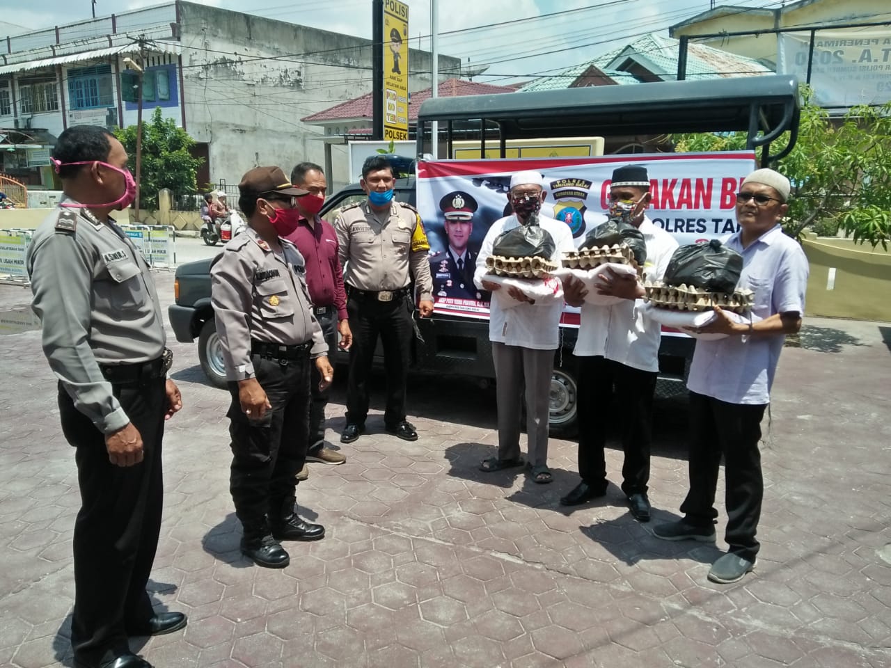 Sat Binmas Polres Tanjung Balai Salurkan Bansos Forkopimda Kota Tanjung Balai