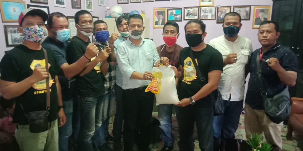 Sambut Bulan Suci Ramadhan 1441 H, Ketua Pewarta Bagikan Paket Sembako Kepada Kaum Dhuafa dan WartawanÂ 