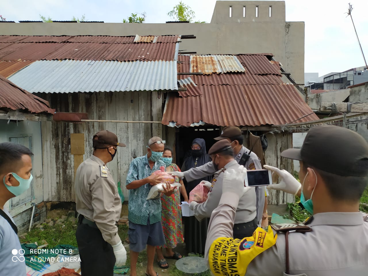 Polsek Medan Timur Baksos Serentak Berikan Bantuan Sembako Kepada Warga Terdampak Covid-19