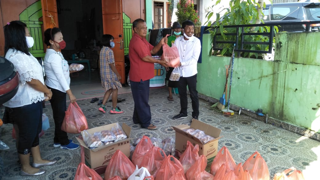 Peduli Dampak Covid, Anggota DPRD Toba Bagikan Sembako