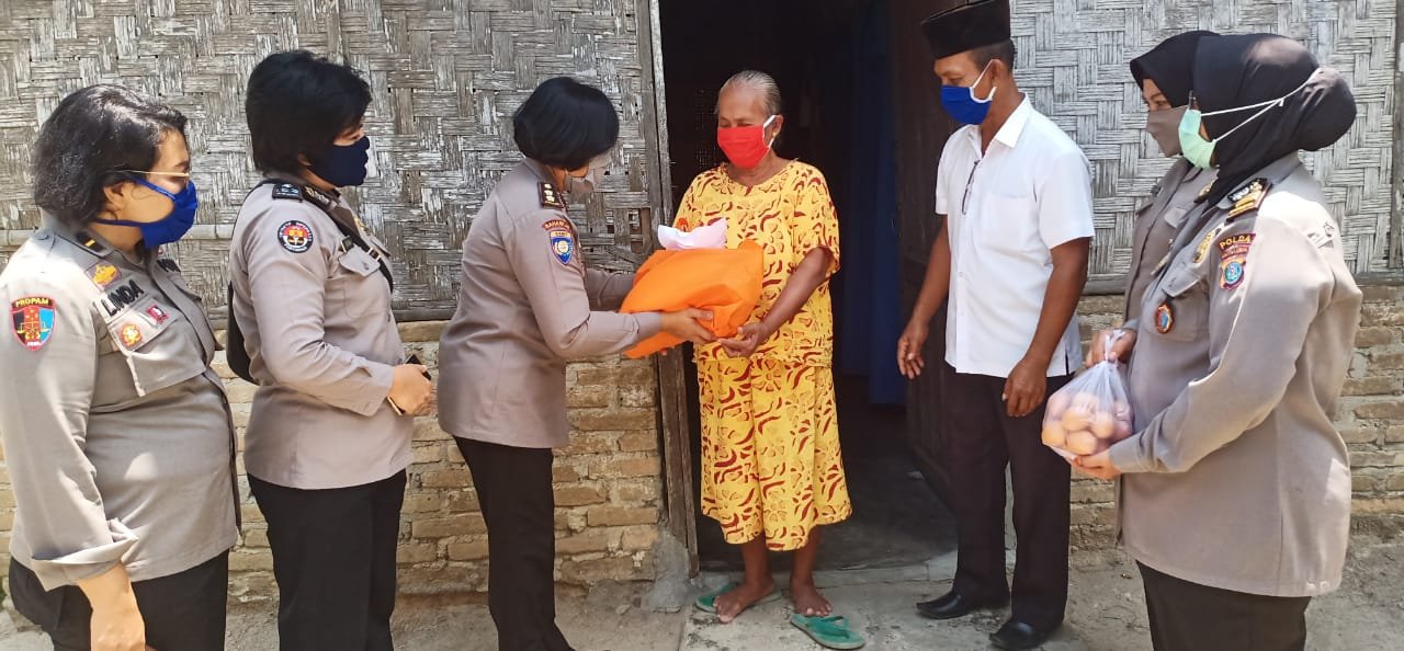 Polwan Polda Sumut bersama polwan Polresta Deli Serdang Bagikan Sembako Kepada Masyarakat