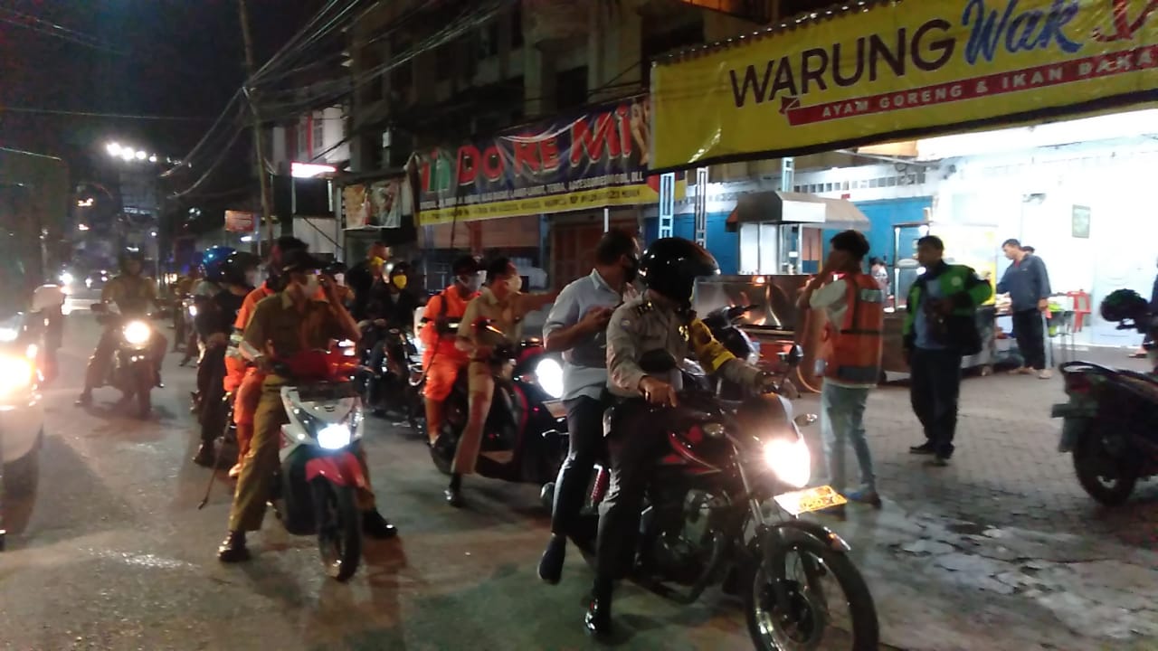 Bersama Tiga Pilar, Bhabinkamtibmas Polsek Medan Baru Gelar Patroli Cegah Covid-19