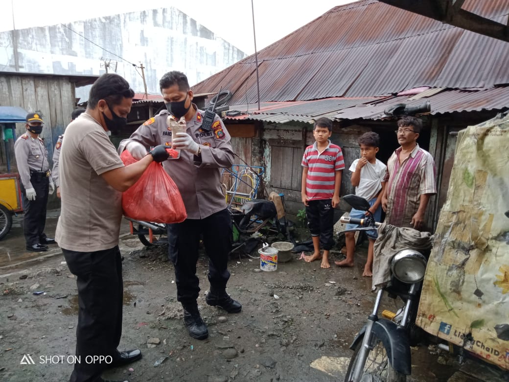 Terapkan Social Distancing, Polsek Medan Area Tempel Stiker Himbauan Antisipasi Covid-19