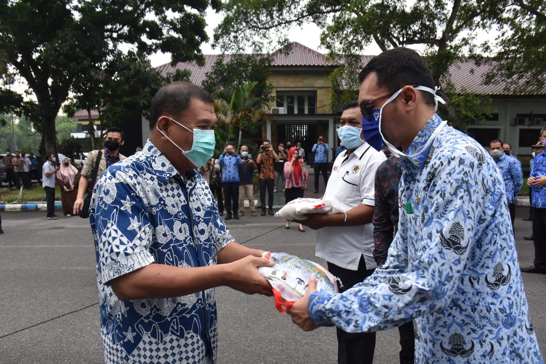 KORPRI DS BAGIKAN 3000 PAKET SEMBAKO KE 22 KECAMATAN