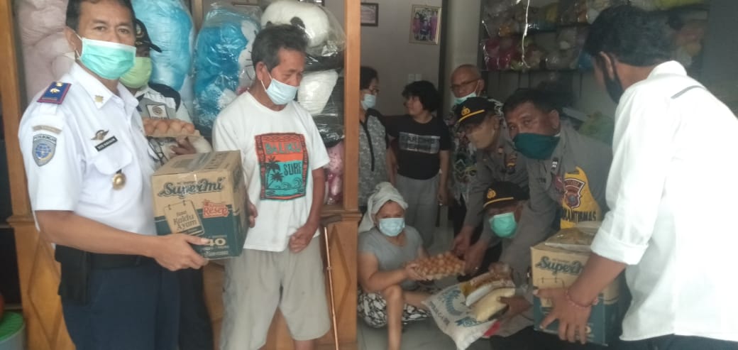 Pemkab Toba Salurkan Bansos Kepada 2.580 Warga Terdampak Covid 19 di 13 Kelurahan.