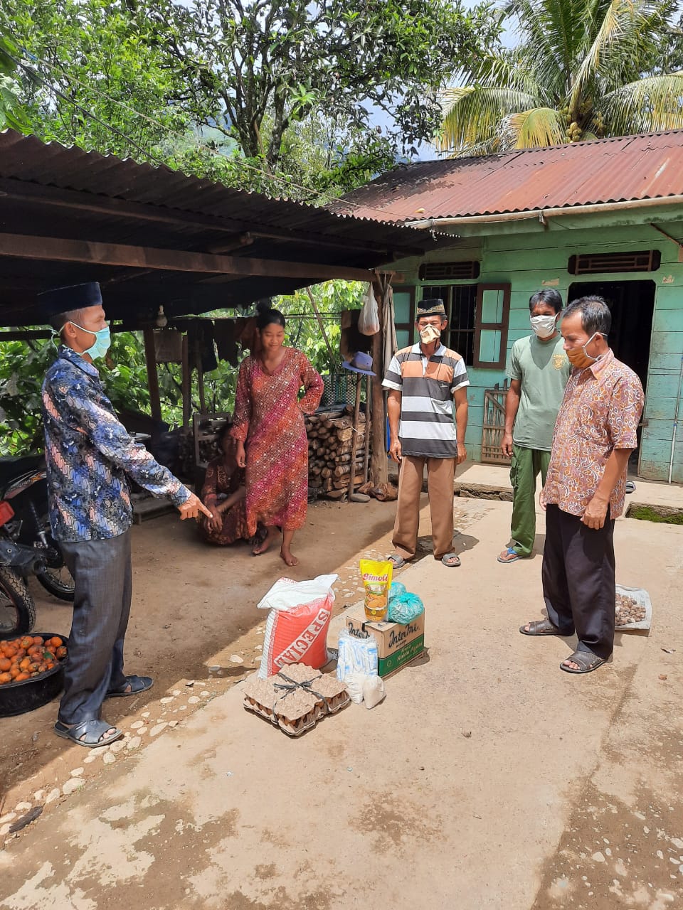 Perangkat Desa Uning Pune Berikan Bantuan Sembako Kekeluarga Mahyudin