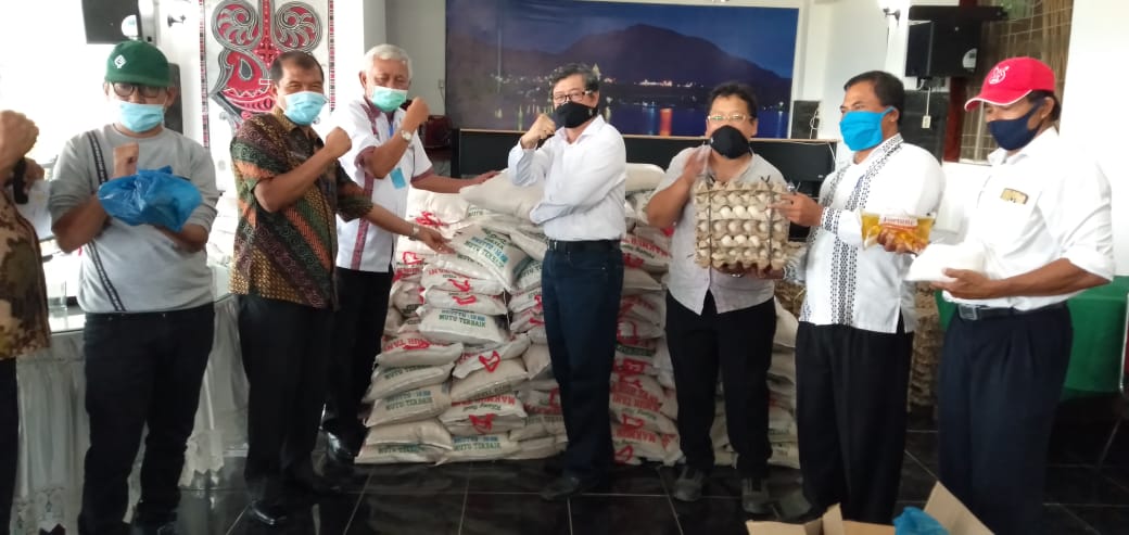 PT TPL Serahkan 500 Paket Sembako Kepada Pemkab Toba