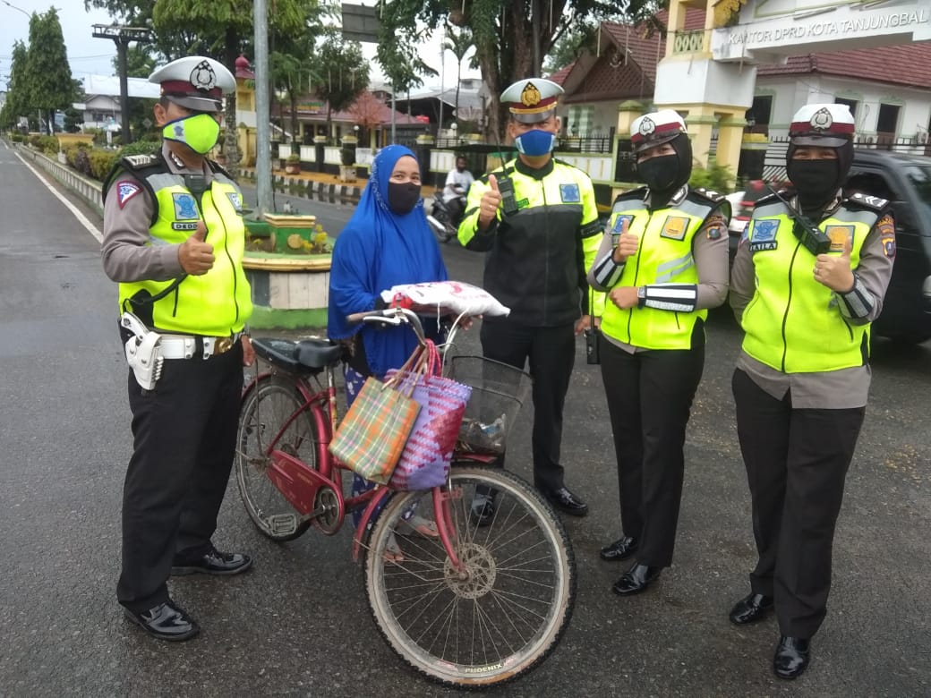 Satlantas Polres Tanjung Balai Giat Simpatik Perduli Warga Kurang Mampu Terdampak Covid-19