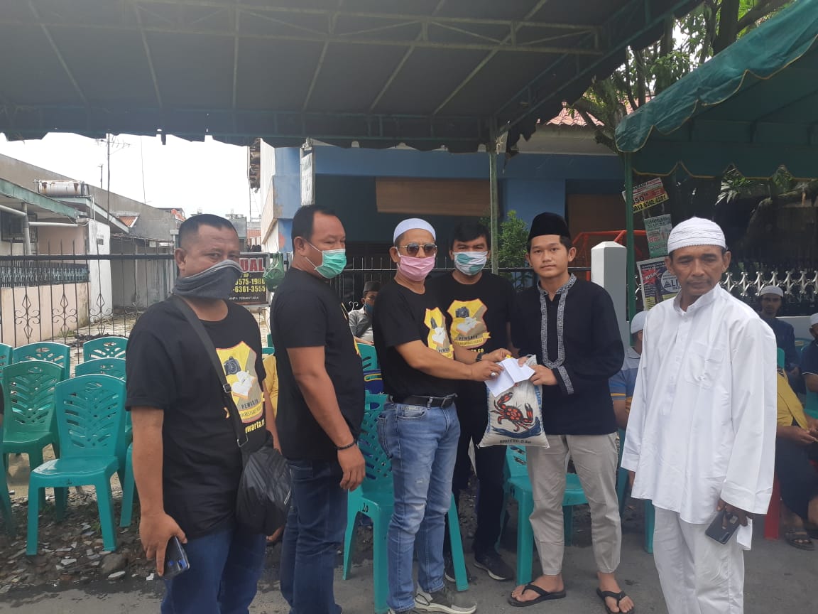 Ketua Pewarta Santuni Keluarga Almarhumah Sri Mahyuni