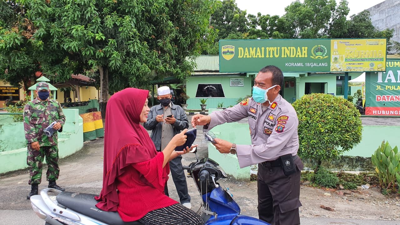 Polsek Galang Polresta Deli Serdang Bersama Muspika Bagikan Masker Gratis
