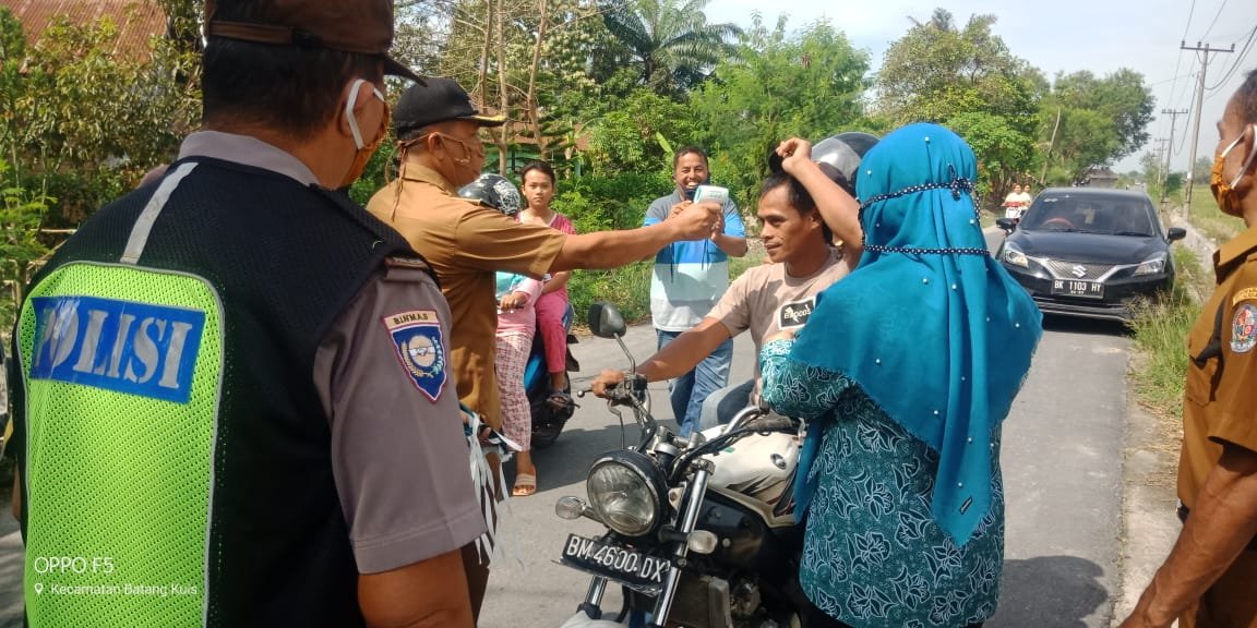 Polsek Beringin Polresta Deli Serdang Bersama Tiga Pilar Bagikan Masker Gratis