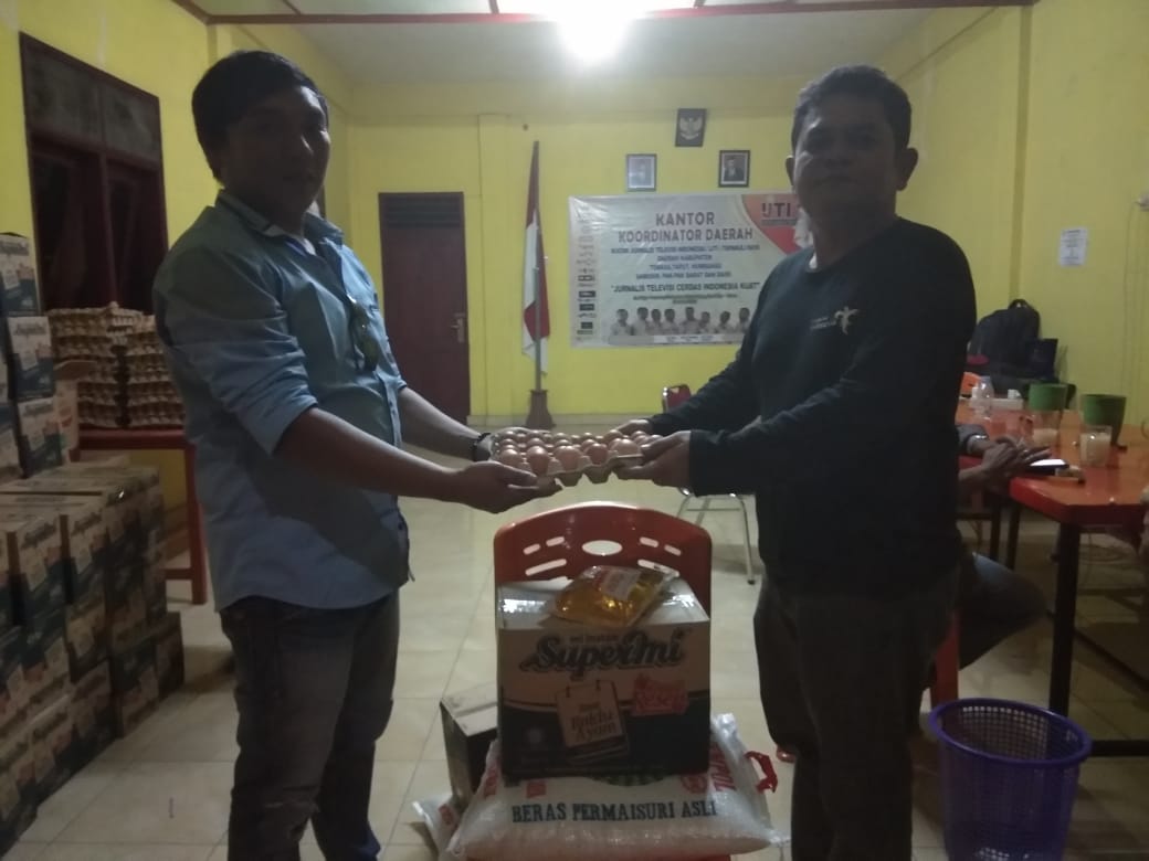 Keluarga Besar Tahan Sibarani Salurkan Bantuan Kepada Awak Media Toba