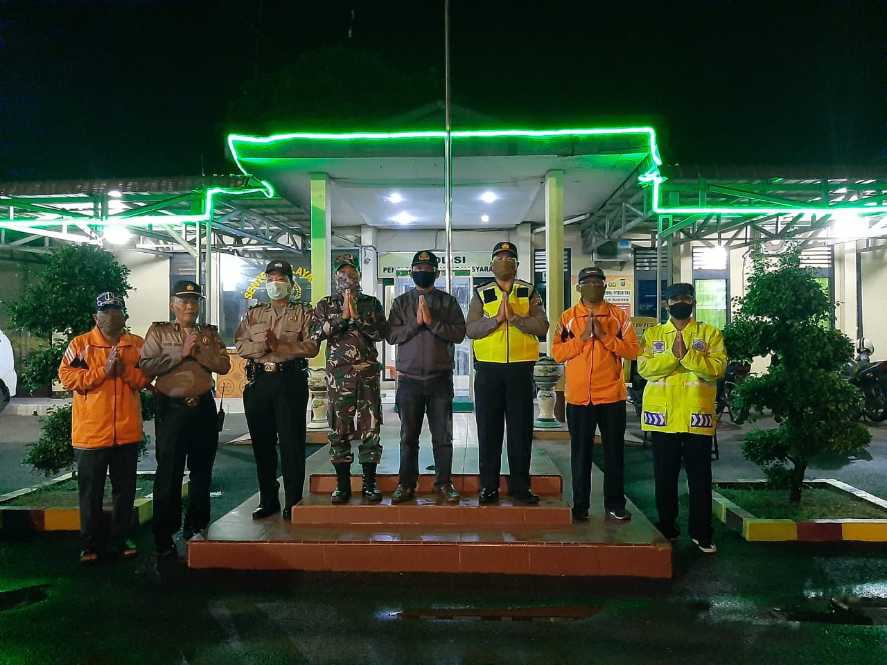 Tiga Pilar Kecamatan Bagikan Makanan Sahur Kepada Masyarakat