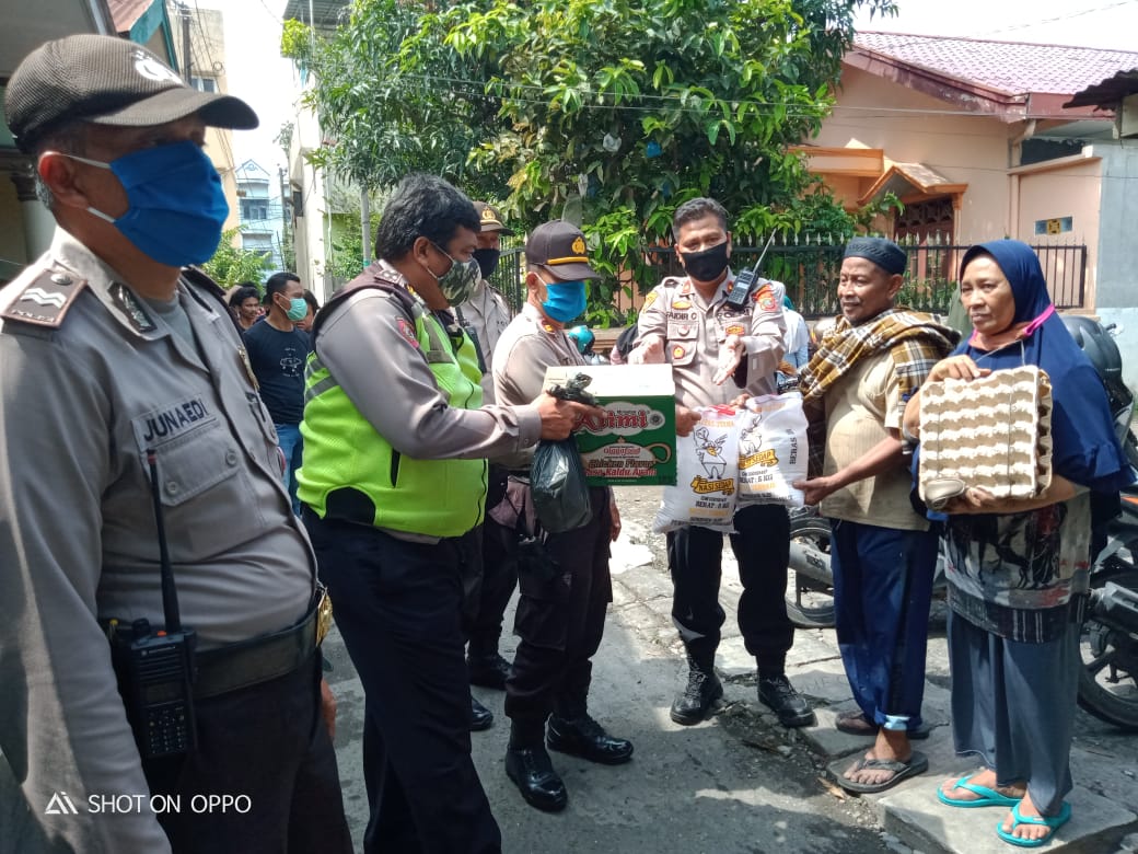 Kapolsek Medan Area Bantu Keluarga Bapak Suyatman Korban Kebakaran