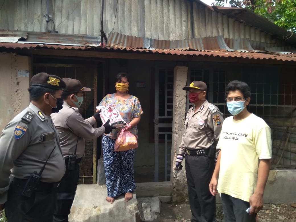 Polsek Medan Timur Bagikan Sembako Kepada Warga Terdampak Covid-19