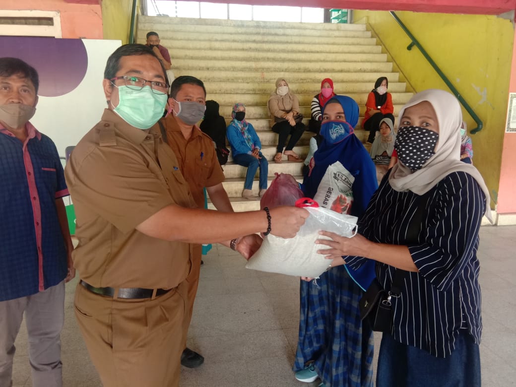 Beny Iskandar Serahkan Bantuan 110 Paket Sembako pada Pegawai PD PembangunanÂ Â 