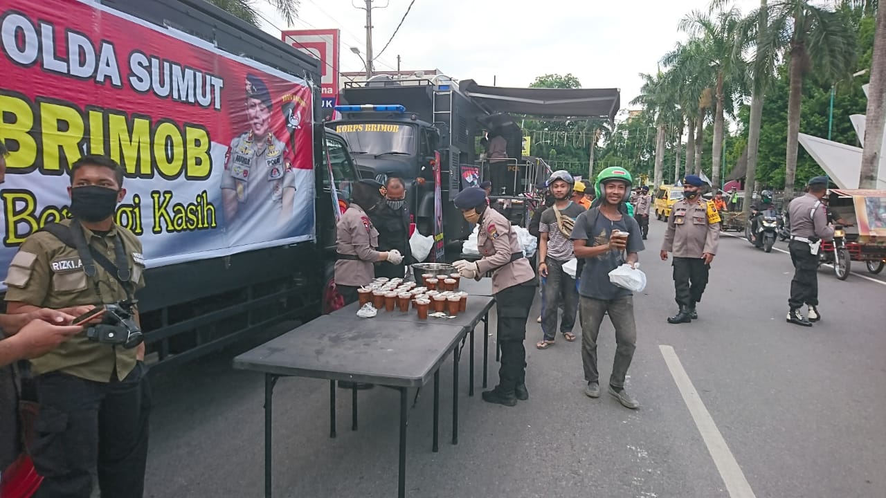 Brimob Poldasu Berbagi Takjil Untuk Masyarakat Â di Medan Kota