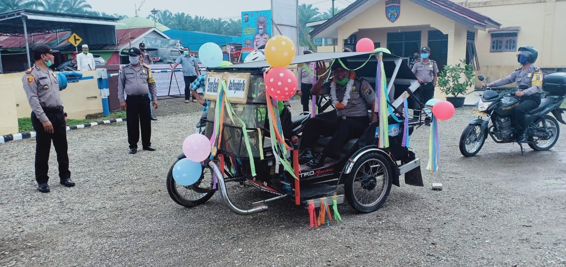 Iptu Sularjo Diantar Pulang Pakai Becak,Pelepasan Pensiun Dari Purna Baktinya