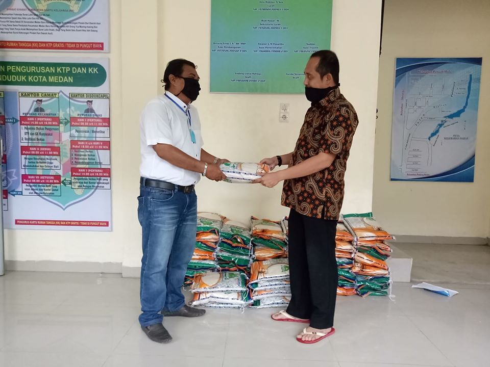 Lurah Darat Ibnu Ridelsa Bagikan 80 Karung Beras Bantuan