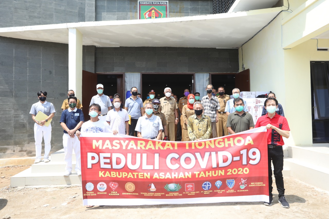 Masyarakat Tionghoa Serahkan Bantuan APD