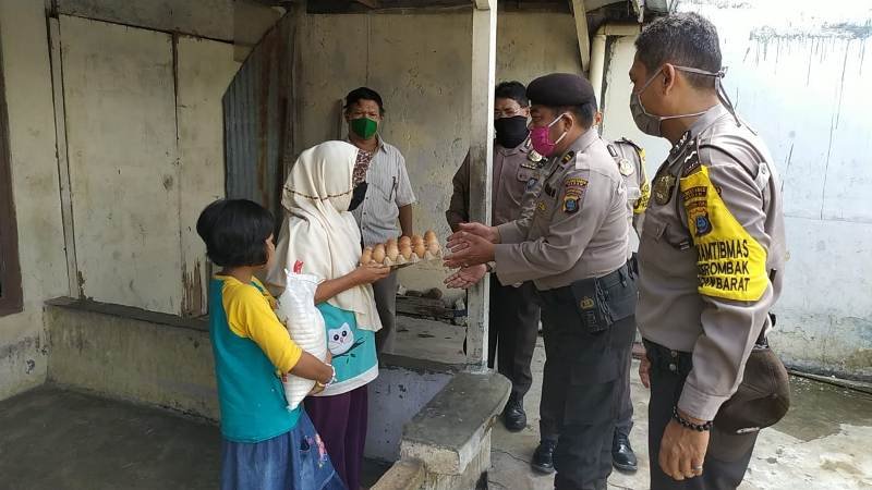 Polsek Medan Barat Berikan Sembako Beras 5 Warga Kurang Mampu