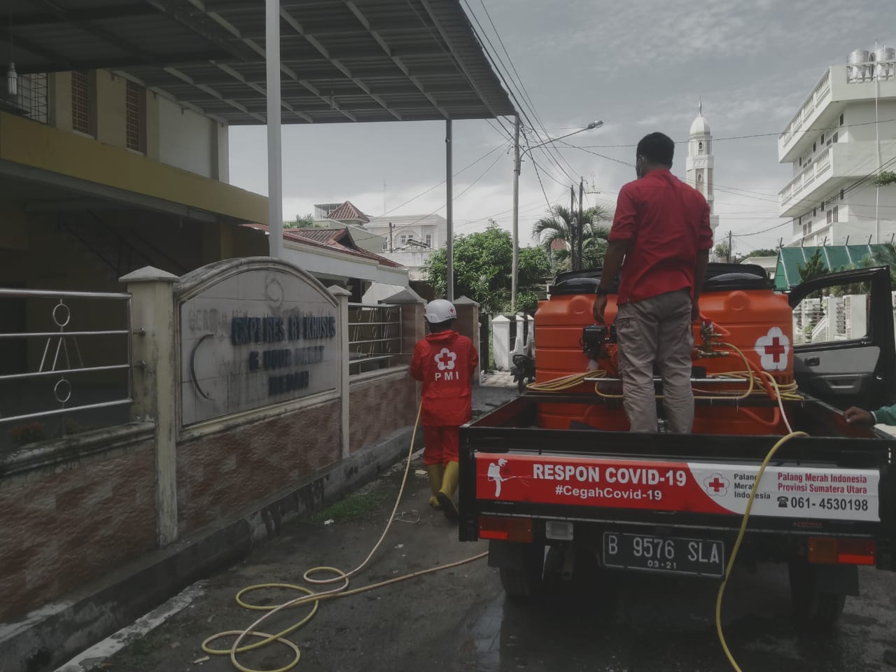 PMI Sumut Spraying Disinfektan di Medan Timur