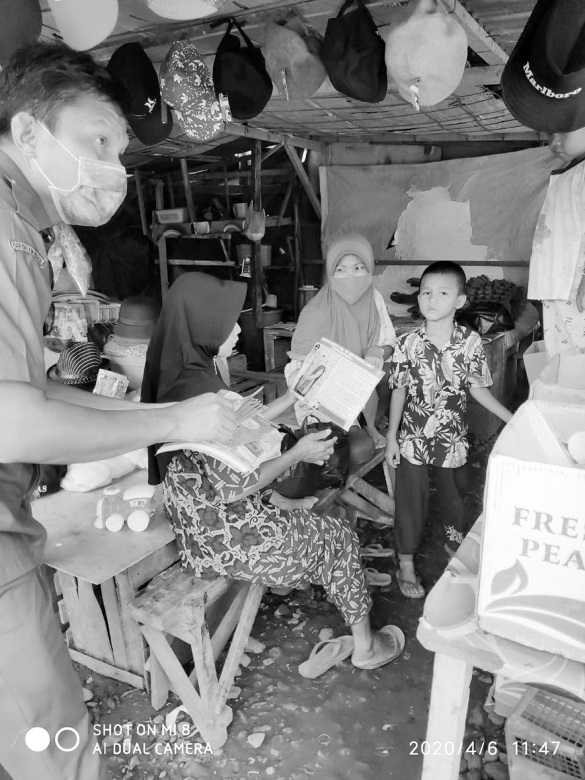 Sosialisasi Pencegahan Covid-19 dan Bagikan Brosur ke Pedagang