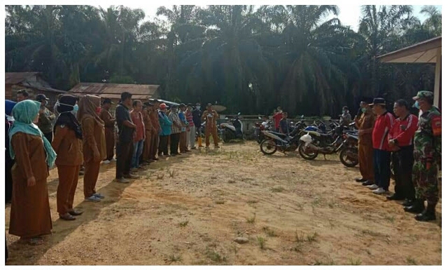 Desa Ujung Batu Palas Laksanakan Penyemprotan Disifektan Di Perkantoran dan Rumah Warga