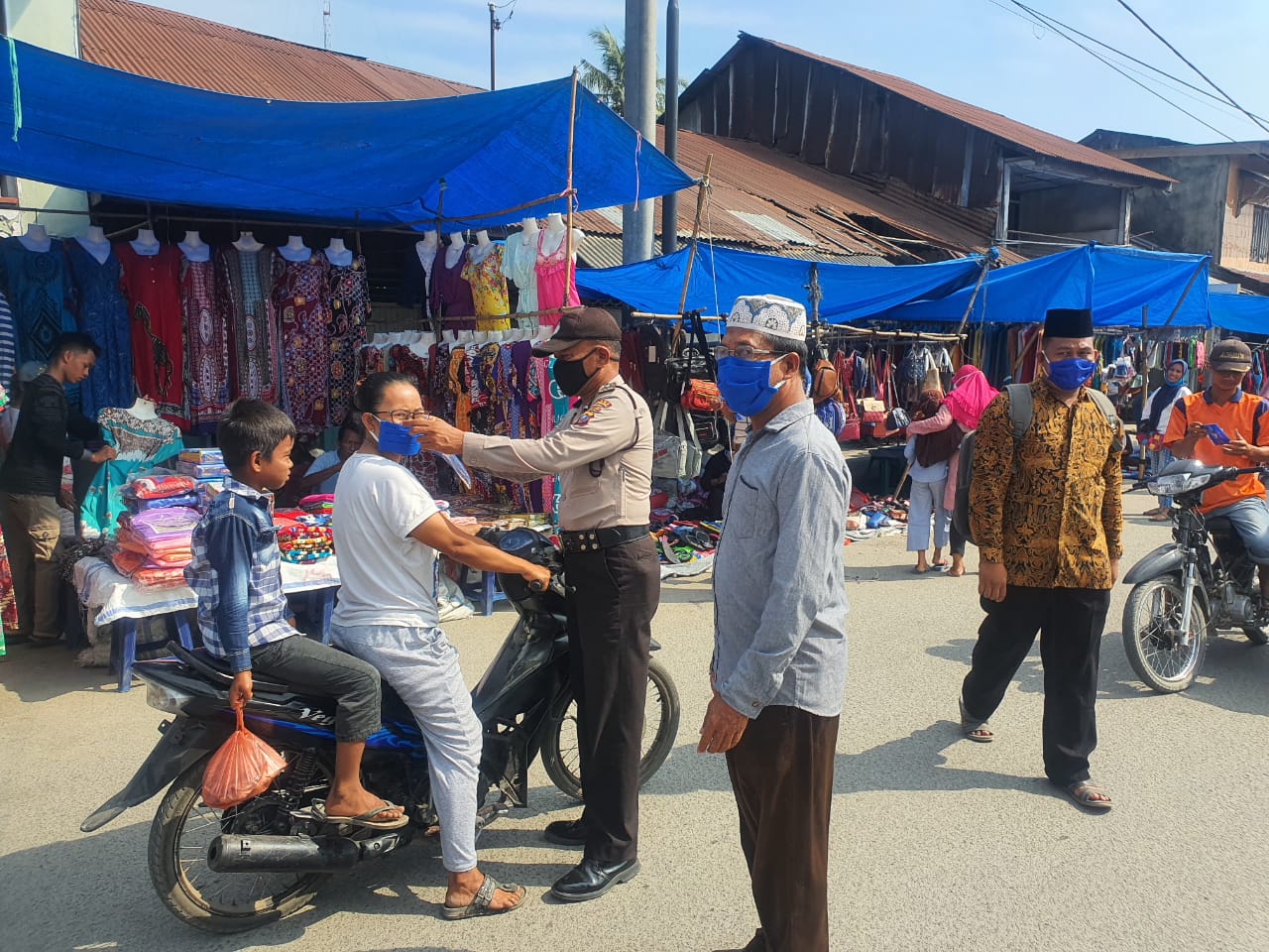 Cegah Penyebaran Covid- 19, Polri Bersama MUI Kecamatan Pantai Cermin Bagikan 200 Masker Gratis