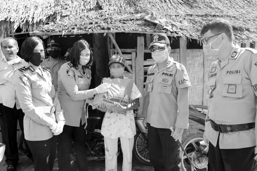 Polwan Polres Sergai Bagikan 45 Paket Sembako ke Masyarakat Pantai Cermin