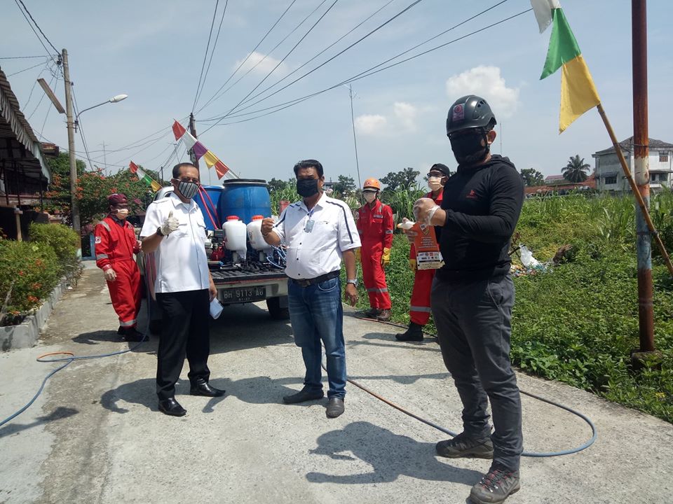 Tim RPD Covid-19 Sumut Semprot Mesjid Al-Azhar dan Rumah Warga Kp Mandailing