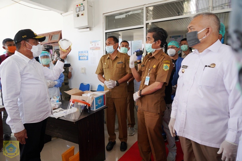 Gubernur Edy Tinjau RSUD Salak  dan Serahkan Bantuan APD