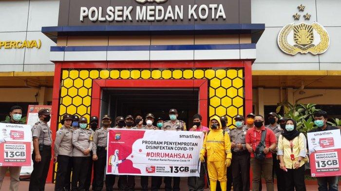 Smartfren Gandeng Polsek Medan Kota Semprot Disinfektan ke Rumah Warga