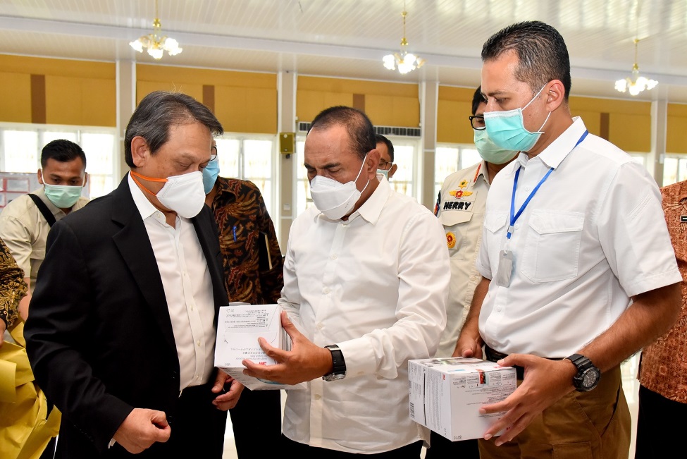 Gubernur Sumut Terima Bantuan APD dari Konjen Singapura