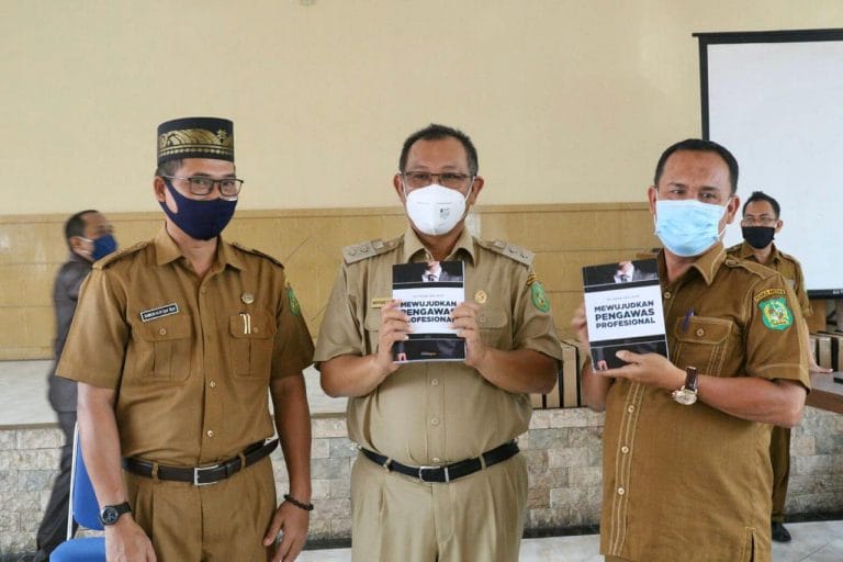 Akhyar Nasution Serahkan 1.376 Unit Notebook Sekolah Negeri di Medan