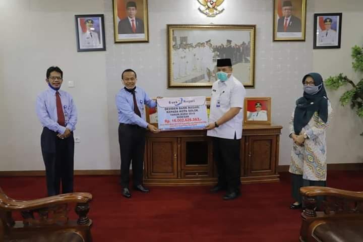 Bank Nagari Serahkan Deviden Kepada Pemko Solok 16 Milyar Lebih