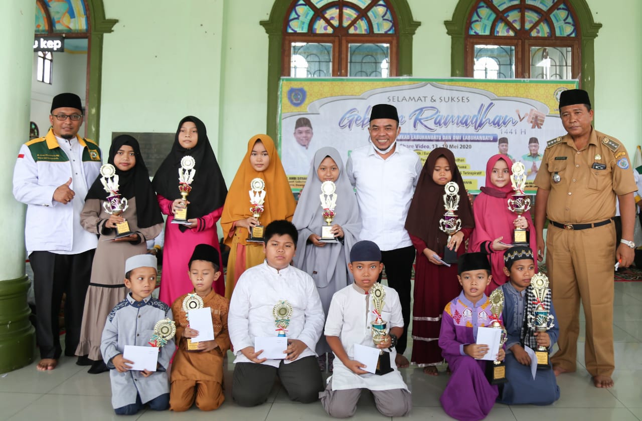Bupati Labuhanbatu Serahkan Trophy dan Hadiah Pemenang Gebyar Ramadhan Online