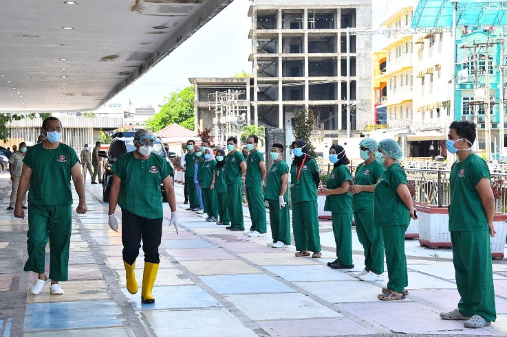 Bicara Langsung dengan Pasien Covid-19,  Gubernur Pastikan Tidak Ada Yang Terlantar