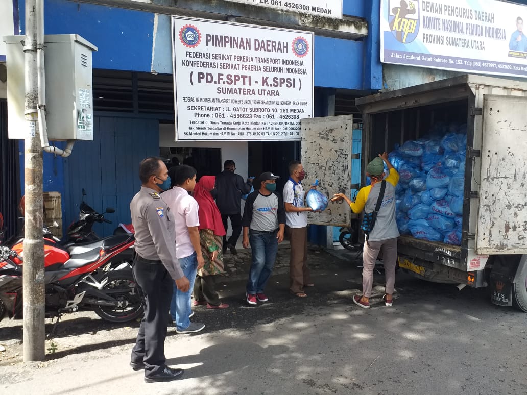 Polsek Medan Baru Distribusikan 5000 Paket Sembako Kapolda Sumut KeÂ PD.F.SPTI - KSPSI untuk Buruh Terdampak Covid-19