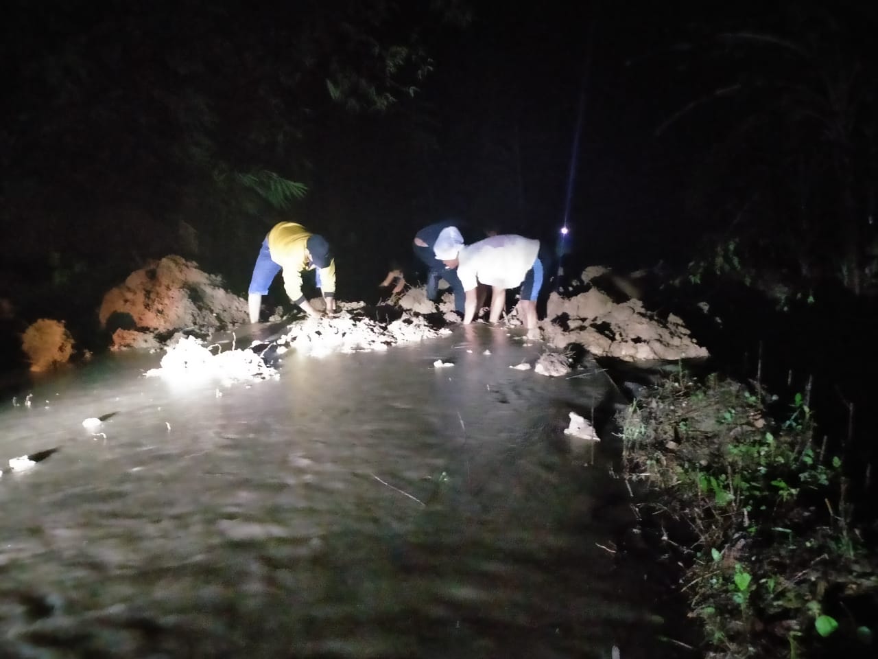 Hujan Deras Longsor Terjadi Di Singah Mule