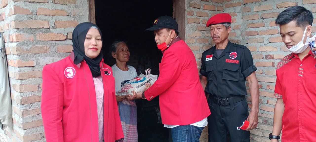 Ketua DPRD Batubara Bagi 1,2 Ton Beras Untuk Warga Lansia, Janda Tua di Simpan Gambus
