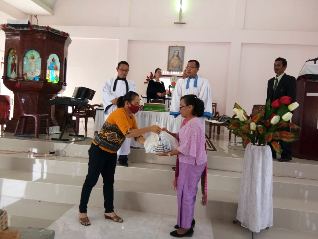 Puluhan Jemaat Terima Tali Asih Pada HUT Gereja HKI