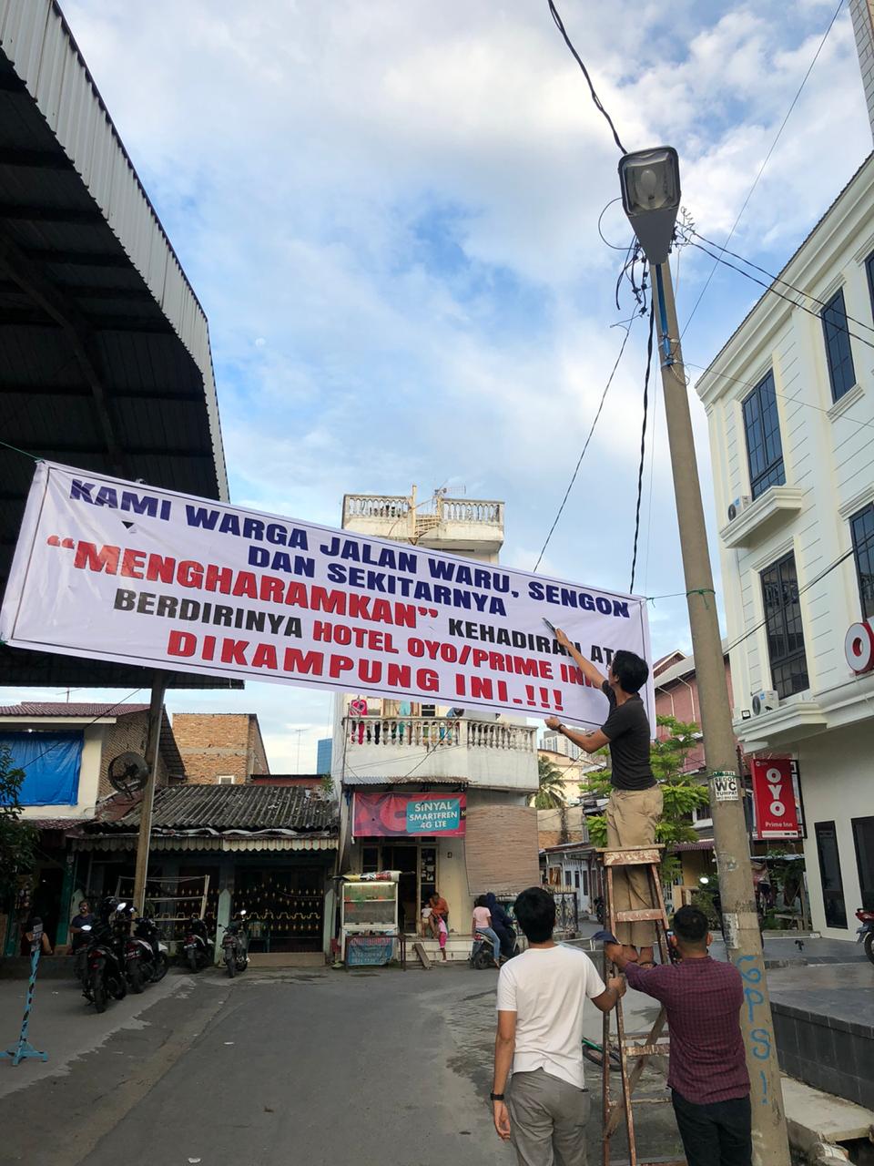 Diduga dijadikan tempat Mesum, Warga Pasang Spanduk Tolak Operasional Penginapan Prime INN Saat Bulan Ramadan