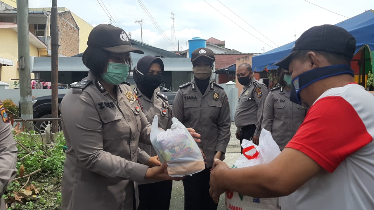 Polsek Medan Timur Bagikan 20 Paket Sembako Tahap 1 Kepada Warga yang Belum Terima Bantuan