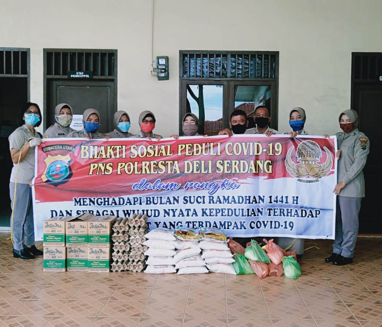 PNS Polresta Deli Serdang Gelar Bakti Sosial Salurkan Bantuan Paket Sembako