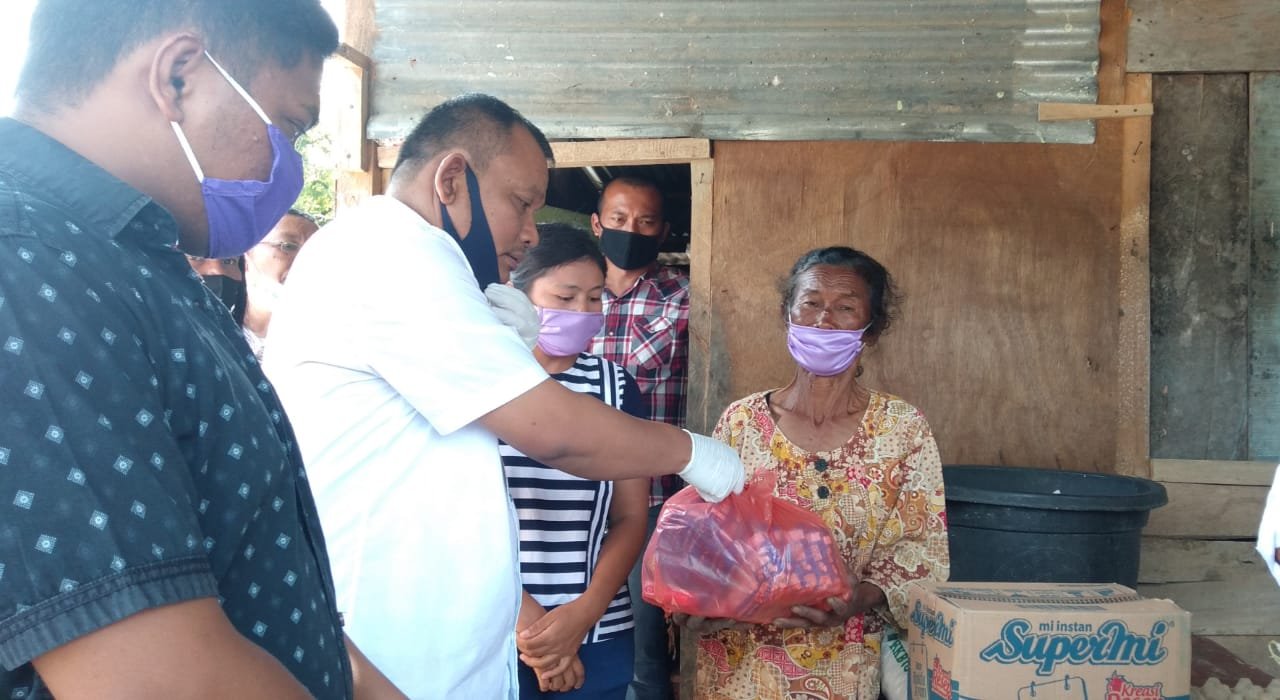 Kejari Tobasa Santuni Warga Miskin di Tiga Lokasi Berbeda