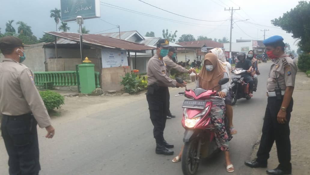Turun Langsung Ke Jalanan, Kapolsek Namo Rambe Bagikan Takjil Kepada Masyarakat