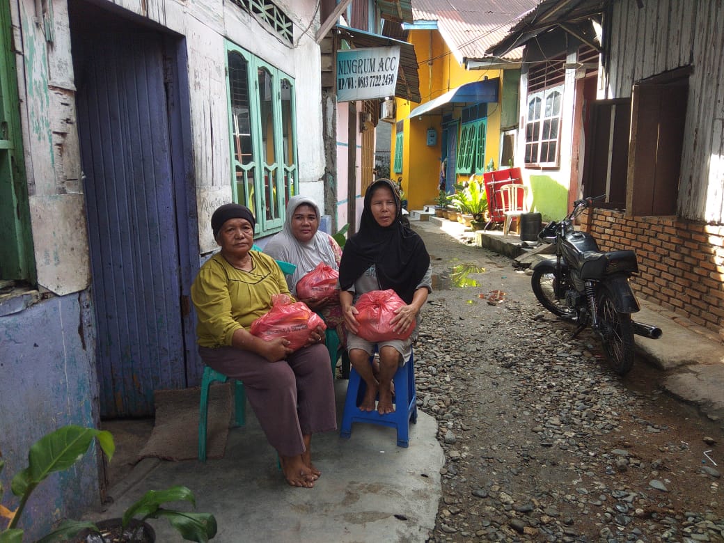Media Unit Pemkab Labuhanbatu Bagikan Sembako Gratis Kepada Sejumlah Warga Terdampak Covid-19