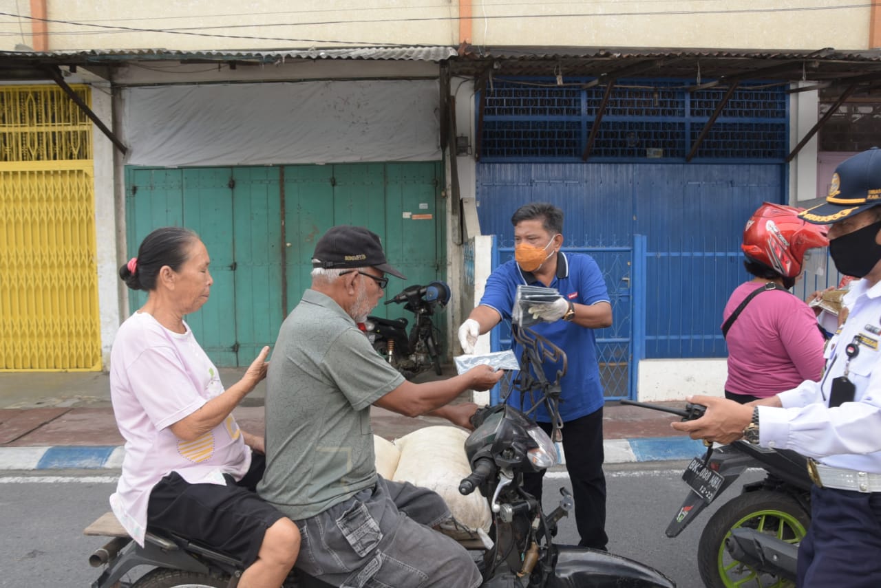 Sekdakab Deli Serdang Turun ke Jalan Bagikan Ribuan Masker.