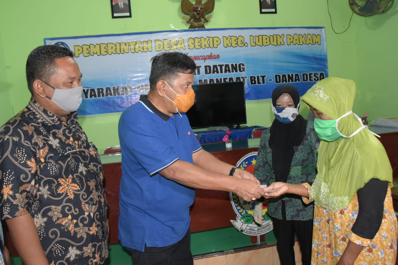 Sekda Menyerahkan Secara Simbolis Penerima Bantuan BLT - Dana Desa di Desa Sekip